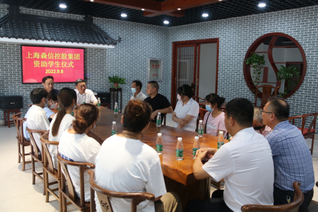 爱心企业来曲中附中开展爱心捐赠活动