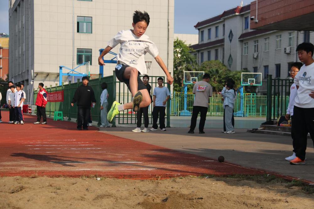 逐梦深秋，绽放芳华——曲中附中2025年秋季田径运动会圆满举行